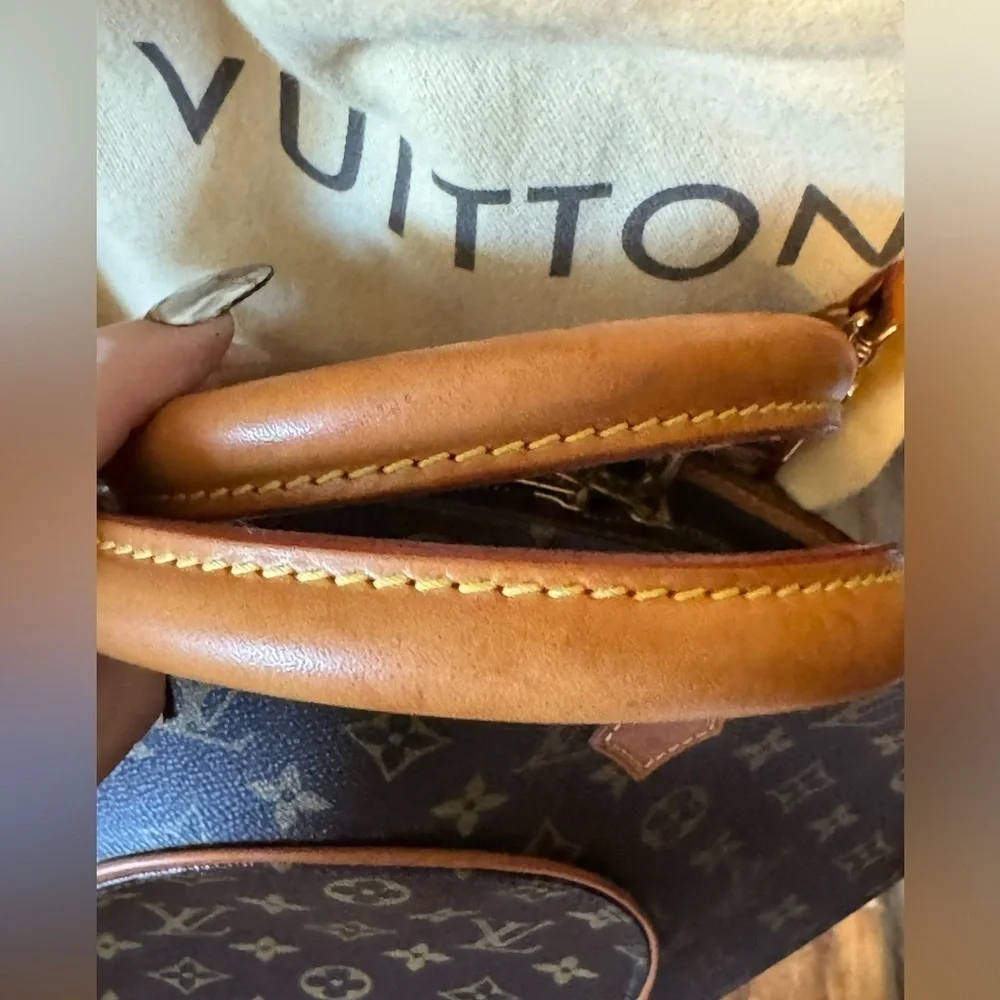 Louis Vuitton Ellipse MM w/Branded Dust Bag & Crossbody Stap